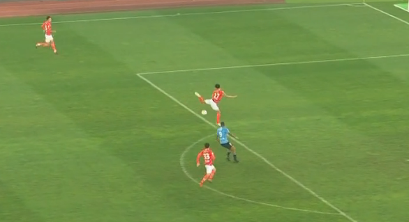  AC米兰防守漏勺，托纳利失误致丢关键球